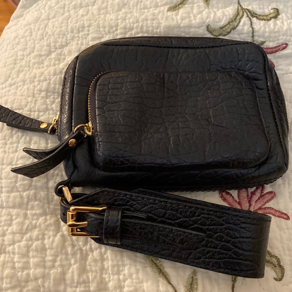 TEXTURED BLACK WRISTLET WALLET